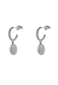 Orecchini a cerchio in argento con un pendente circolare. Superficie liscia e riflettente con finitura lucidata, design leggero.