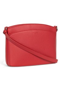 Borsa a tracolla rossa in pelle con una finitura testurizzata, parte superiore arrotondata e tracolla regolabile. Design pulito con una silhouette elegante e minimalista.