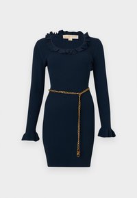 Φόρεμα από ριμπ πλεκτό σε ναυτικό μπλε, με μακριά μανίκια, βολάν στο λαιμό και τα μανίκια, εφαρμοστή γραμμή και λεπτή χρυσή αλυσίδα ως ζώνη στη μέση.