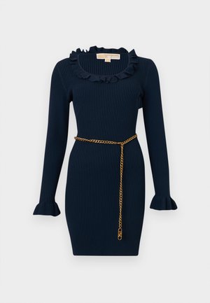 Sügavamere sinine soonikkoes kleit pikkade varrukate, volditud kaeluse ja mansettidega, kitsa lõikega ning õhukese kuldse ketiga vöökohal.