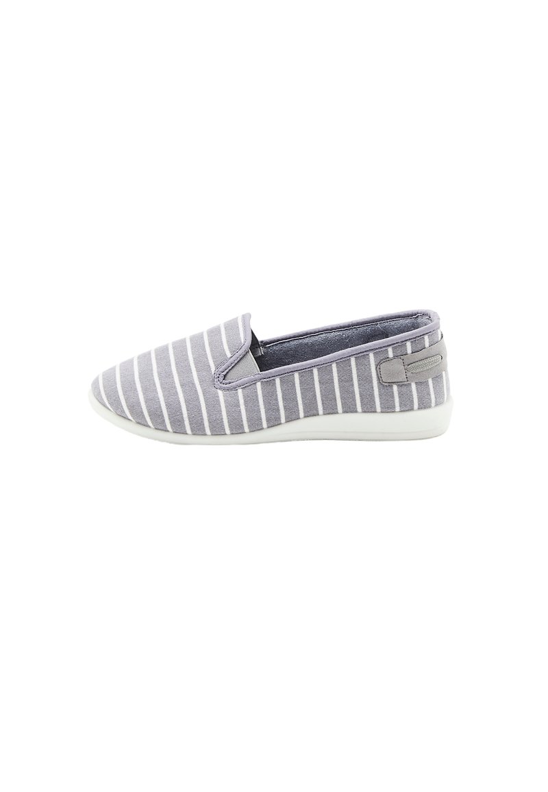 Scarpa slip-on grigia con strisce bianche, parte superiore in tessuto, pannelli laterali elasticizzati, suola leggera in gomma bianca e accent di tessuto grigio sul tallone.