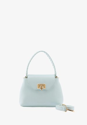 Hellblaue Handtasche mit geflochtenem Griff, Verschluss in Goldoptik und abnehmbarem, passendem Schulterriemen, der daneben liegt.