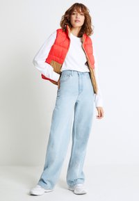 Levi's® HIGH LOOSE - Calças de ganga à boca de sino - light indigo - flat finish