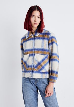 Veste en polaire avec un motif tartan bleu, jaune et crème ; présente une fermeture à boutons, un col et des poches avant.
