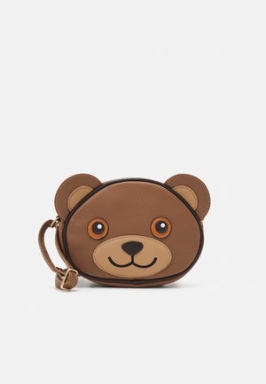 Piccola borsa da polso in pelle marrone a forma di volto di orso sorridente con orecchie rotonde e cinturino regolabile su sfondo bianco.