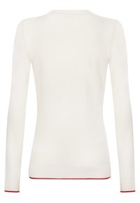 Biały sweter z długim rękawem, okrągłym dekoltem, gładką fakturą oraz czerwonym akcentem przy mankietach i u dołu. Minimalistyczny design, bez wzorów.