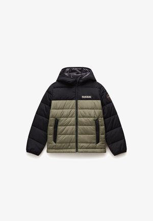 Giacca imbottita con cappuccio, presenta una parte superiore nera e una parte inferiore verde oliva, con tasche laterali e un logo del marchio sul petto.