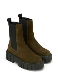 Stivaletti in suede marrone con un pannello laterale elasticizzato nero e una suola nera spessa e rigata. Presentano linguette nella parte superiore per una facile calzata.
