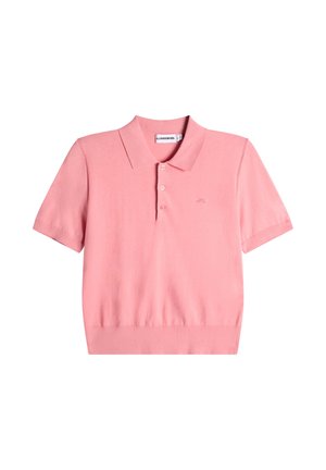 Rosa Poloshirt mit kurzen Ärmeln, drei Knöpfen, Kragen und geripptem Saum, flach auf einem weißen Hintergrund ausgelegt.