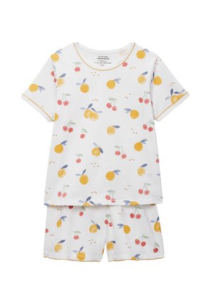 Ensemble t-shirt à manches courtes et short blanc avec motifs de cerises orange et rouge et coutures décoratives orange sur les manches, le col et l'ourlet.