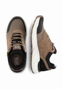 Braune und schwarze Crosslauf-Schuhe mit Obermaterial aus Mesh und Wildleder, gepolsterter Schuhkragen, strukturierten Schnürsenkeln und einer weißen Gummisohle. Mit durchbrochenen Details.