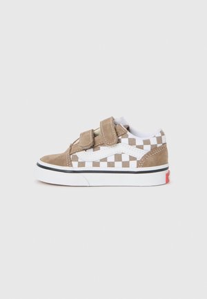 Baskets basses pour enfants avec motif damier marron et blanc, deux bandes Velcro, bande latérale blanche et semelle blanche épaisse avec bordure noire.