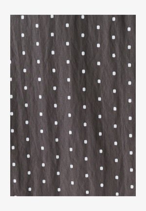 Ciemny materiał z równomiernie rozmieszczonymi, małymi białymi kwadratowymi wzorami o teksturowanej powierzchni. Wzór pokrywa całe tło jednolicie.