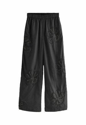 Schwarze weite Hose mit floraler Stickerei in Grau und Gold. Elastischer Bund für zusätzlichen Komfort, aus leichtem Material gefertigt.