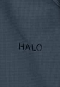 Getextureerde stof in donkerblauw met een ruitpatroon. Bevat een zwart logo "HALO" dat prominent is weergegeven.