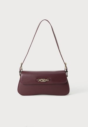Bolsa de mão em pele bordeaux com forma curva, hardware dourado e uma alça ajustável única. Apresenta um fecho decorativo com iniciais.