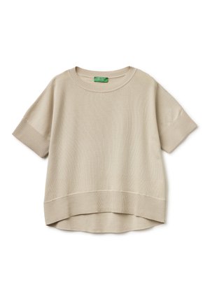 Jersey beige tejido de manga corta con cuello redondo, puños y dobladillo de canalé, con una espalda ligeramente más larga y una etiqueta verde de la marca dentro del cuello.