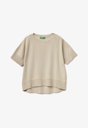 Beżowy, krótki sweter z dzianiny z prążkowanym okrągłym dekoltem, mankietami i dołem, z lekko dłuższym tyłem oraz zieloną metką marki wewnątrz kołnierza.