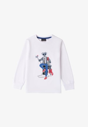 Langärmliges weißes T-Shirt mit einem blauen Cartoon-Hund in einer grauen Jacke und blauen Hosen. Er hält eine Pickel mit einer roten Gitarre und einem Verstärker.