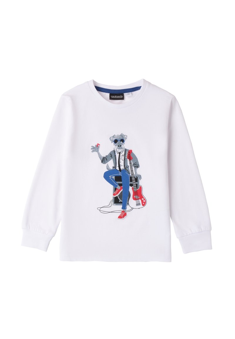 T-shirt bianca a maniche lunghe con un cane cartone blu in giacca grigia e pantaloni blu. Tiene in mano un plettro insieme a una chitarra rossa e un amplificatore.