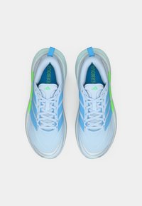 Αθλητικά παπούτσια ανοιχτού μπλε χρώματος με πράσινες και μπλε λεπτομέρειες, κατασκευή από διχτυωτό υλικό, σχέδιο με κορδόνια και υφασμένα πέλματα.