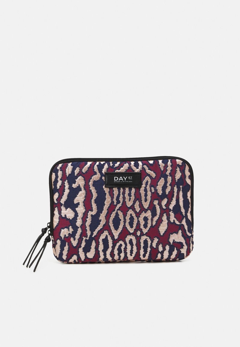 Pochette rectangulaire zippée avec un imprimé léopard abstrait en bleu foncé, bordeaux et beige, avec une étiquette noire portant la mention DAY ET.