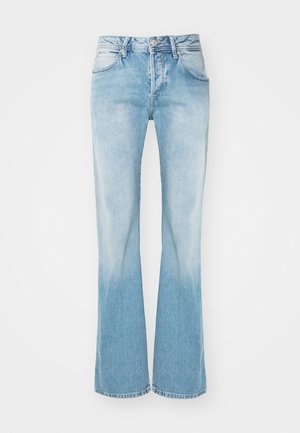 Jeans flare de brim azul claro, desbotados de escuro para claro, com dois bolsos frontais e passantes para cinto, apresentando um fecho tradicional de zíper e botão.