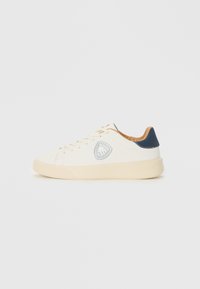 Sneaker alb cu un superior din piele netedă, talpă din cauciuc crem, accente din piele maro și un logo circular pe lateral. Detaliu pe călcâi de culoare bleumarin.