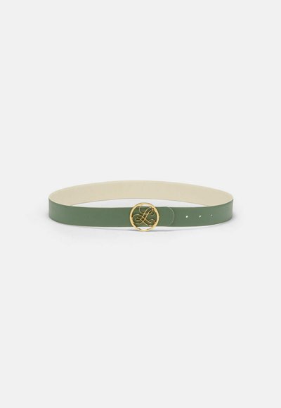 Gröna läderbälte med en slät yta, pryds av en gyllene rund spänne med en elegant skriptlogotyp och en kontrasterande krämfärgad insida.
