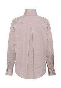 Langärmeliges hellrosa Hemd mit hohem Kragen, Rückenfalte und geknöpften Manschetten, präsentiert vor weißem Hintergrund.