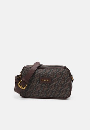 Suorakulmainen ruskea Guess olkalaukku, jossa on geometrinen kuvio, säädettävä olkahihna ja kultainen logo edessä.