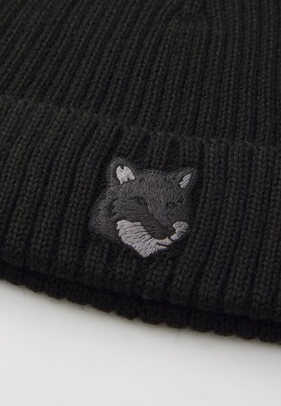 Beanie negru tricotat, prezentând o cap de vulpe brodată gri pe față, design texturat cu nervuri și detalii cu mansetă pliată.