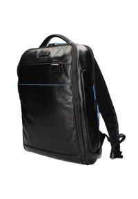 Zaino in pelle nera con una forma strutturata, con accenti blu, una maniglia superiore e spallacci regolabili e imbottiti. Include scomparti con cerniera.