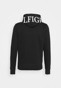 Czarna bluza z kapturem o dopasowanym kroju, z dużym białym logo na plecach, wykonana z miękkiego materiału, z długimi rękawami i kapturem na sznurki.