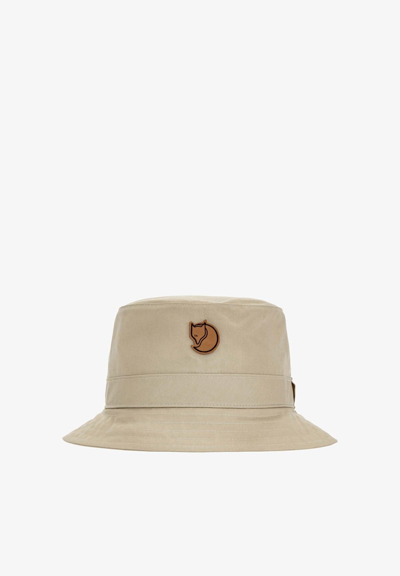 Chapeau bob beige avec large bord et patch logo renard marron centré à l'avant.