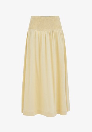 Jasnożółta spódnica midi z szerokim marszczonym pasem w talii i marszczonym, zwiewnym materiałem poniżej, prezentowana na białym tle.