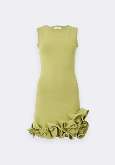 Αμάνικο εφαρμοστό ανοιχτό πράσινο φόρεμα με στρογγυλή λαιμόκοψη και διακοσμητικά βολάν στο τελείωμα.