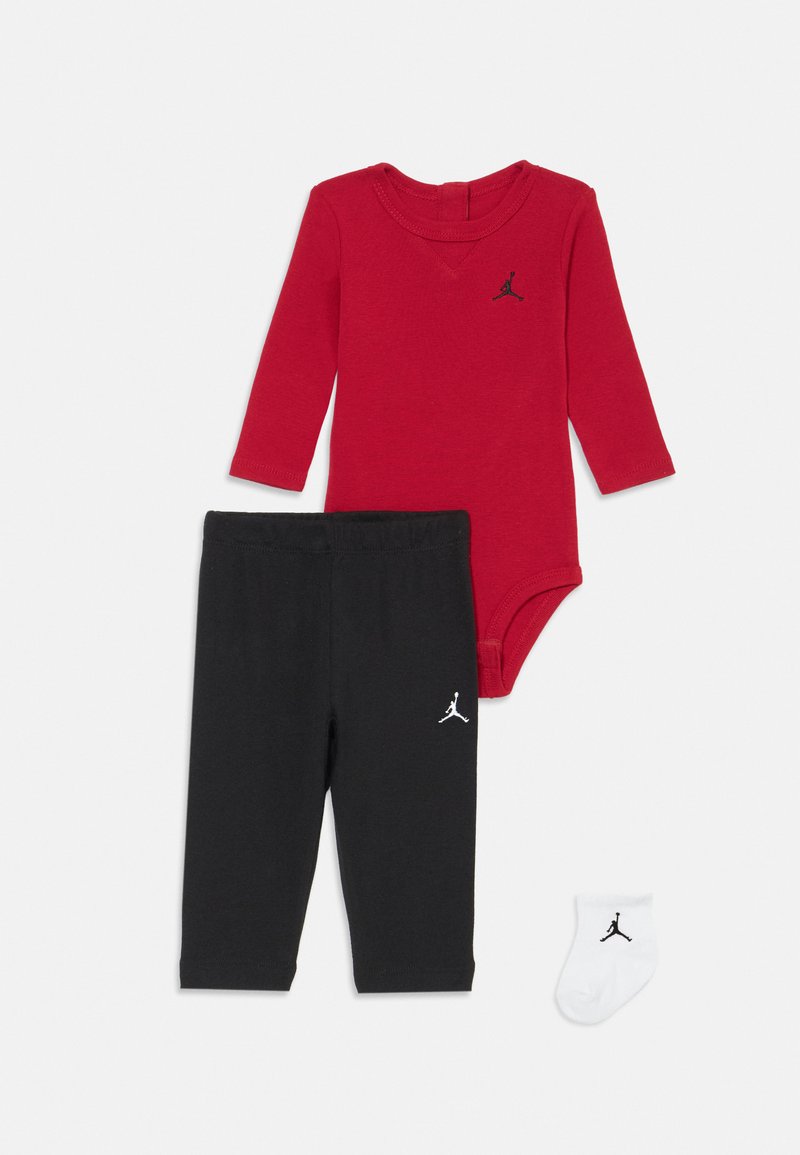 Body rouge à manches longues, leggings noirs et chaussettes blanches avec le logo Jordan. Tissu en coton doux, design ajusté, poignets serrés et taille élastique.