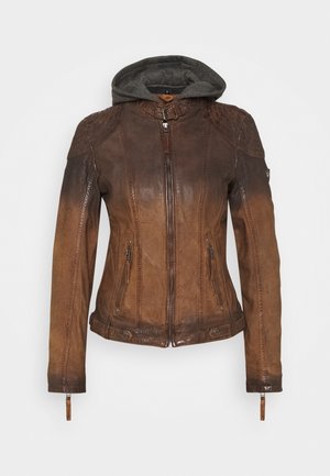 Blouson en cuir marron dégradé avec fermeture éclair frontale, deux poches zippées, détails cousus et capuche en tissu gris attachée avec col à boucle.