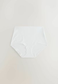 Białe bawełniane majtki z wysokim stanem o gładkiej fakturze, pełne pokrycie i elastyczna gumka w pasie. Bez widocznych wzorów ani ozdób.