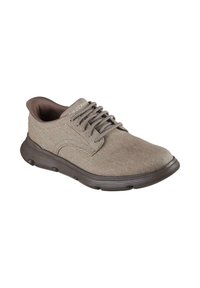 Zapatos taupe con cordones, de parte superior de tela texturizada y acentos marrones. Punta redondeada y suela de goma flexible con patrones de relevo visibles.