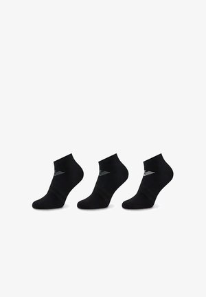 Chaussettes noires à la cheville en matière extensible, avec un motif de logo subtil en gris sur le côté, présentées dans un ensemble de trois.