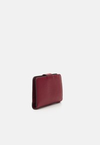 MICHAEL Michael Kors CHARM TAB BIFOLD - Rahakott - deep red