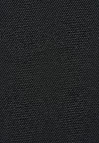 Tessuto nero con una fine trama diagonale, che presenta una superficie liscia e uniforme. Il materiale appare robusto e durevole.