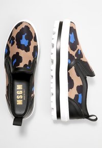 Sneakers wsuwane w wzór panterki z brązowo-czarną-niebieską kompozycją, czarnymi skórzanymi akcentami i grubą białą gumową podeszwą.