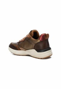 Zapatillas de cuero marrón con un acabado texturizado, que cuentan con un talón burdeos en contraste, suela blanca y cordones. Diseño angular y acentos visibles.
