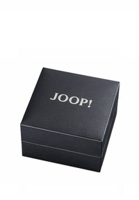 Zwarte gestructureerde geschenkdoos met een scharnierende deksel, voorzien van de in zilver verhoogde merknaam "JOOP!" op het bovenoppervlak.