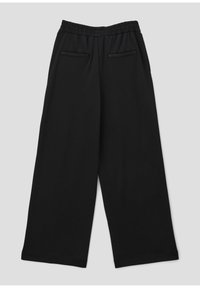 Zwarte wijde broek van zacht materiaal, met een elastische tailleband en twee achterzakken, een gladde textuur en zonder zichtbare patronen.