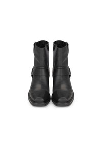 Bottines en cuir noir avec un bout arrondi, des zips latéraux et une large sangle en cuir sur la partie médiane, ornées d'accents en métal.