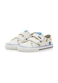 Scarpe di tela bianche con strap in velcro, decorate con illustrazioni colorate a tema spaziale e un logo blu, con una suola in gomma con bordo blu.